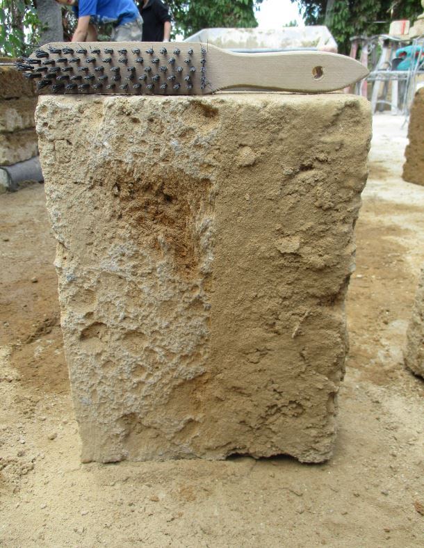 Großaufnahme der rauen Oberfläche eines Tuffblocks