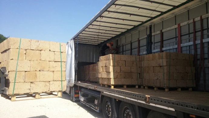Palettierte Natursteine auf einem Lastwagen
