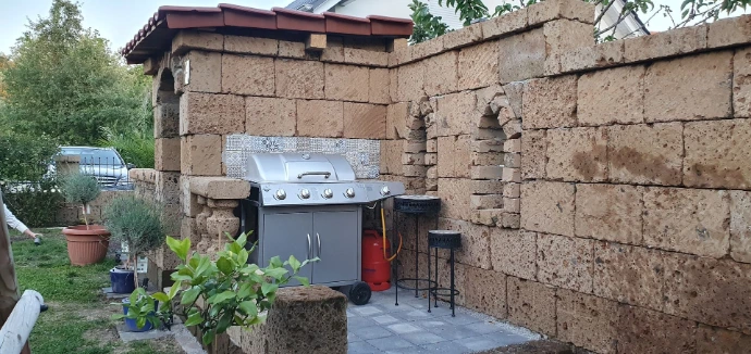 Gartengrill in einer Ecke aus Tuffmauerwerk