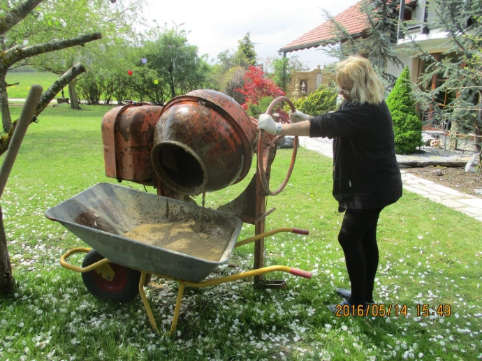 Mörtelmischer und Arbeiten am Aufbau der Gartenanlage