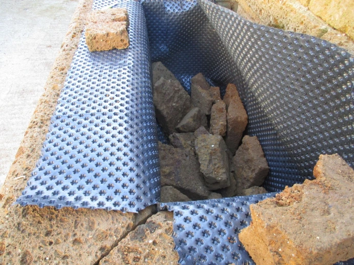 Bruchstücke von Tuffstein in einem Transportbehälter