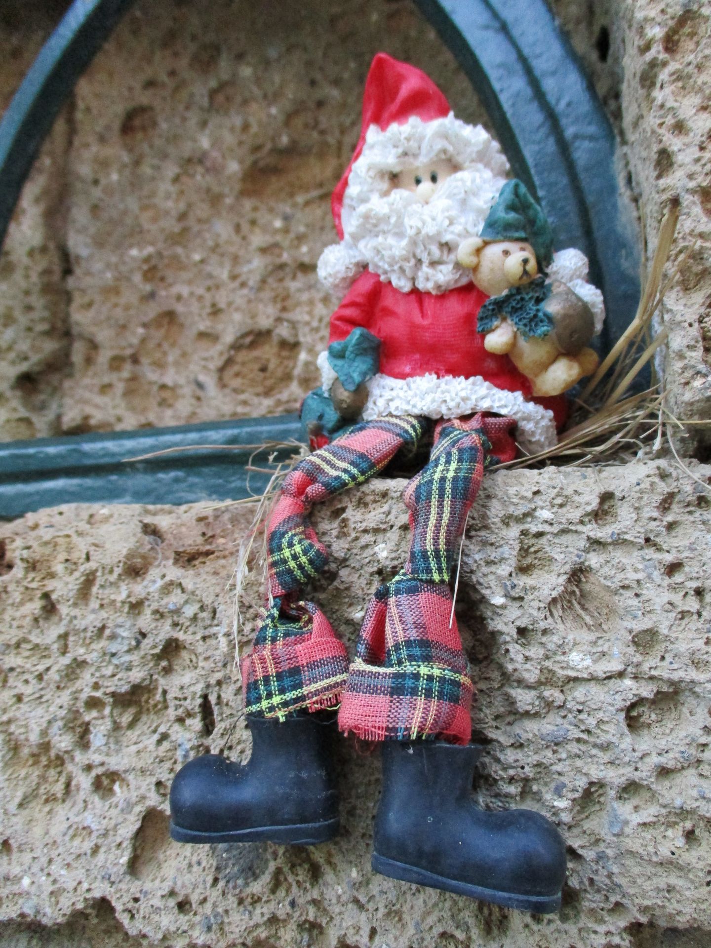 Bunte Figur in einer Nische aus Tuffstein