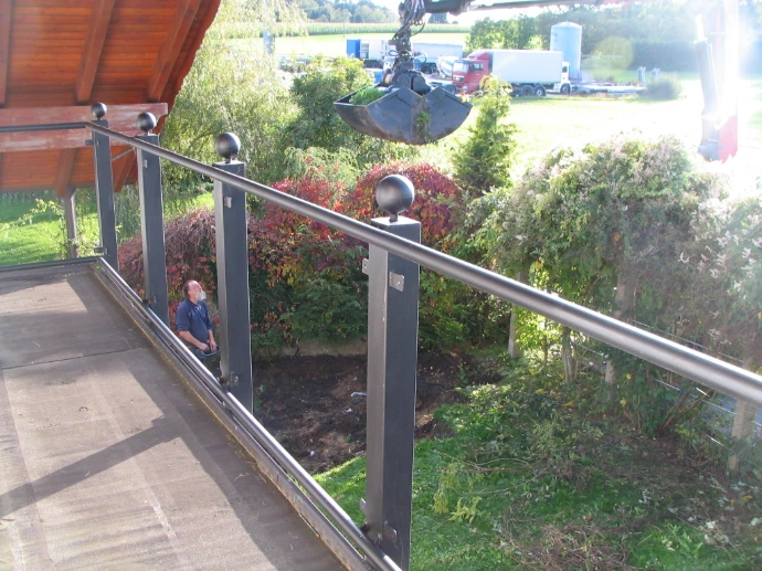 Rankgerüst und Pflanzen am Gartenweg
