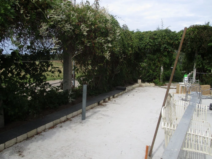 Der Weg entsteht entlang der grünen Hecke.